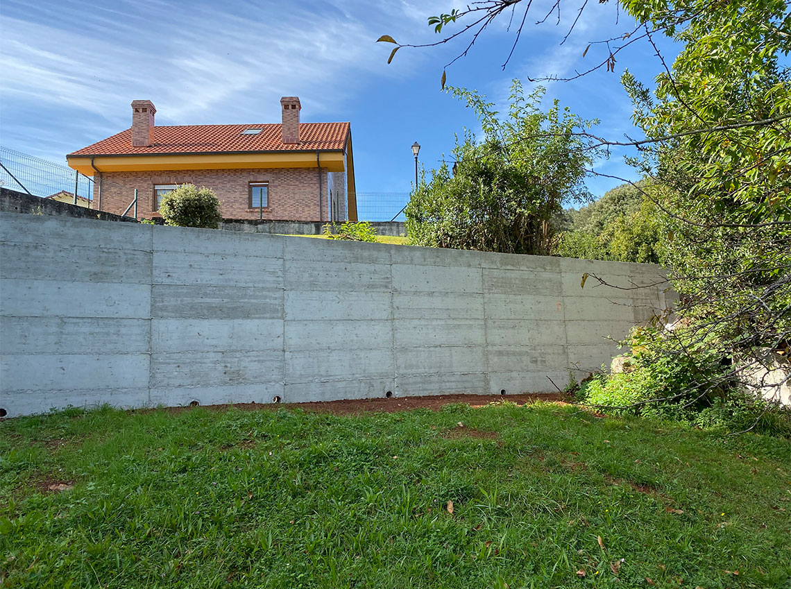 Proyecto y obra de muro de contencin de tierras en Lirganes